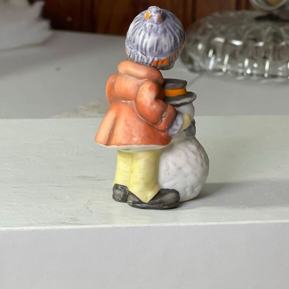Goebel Hummel 2001 “ A gift of Snowman” porcelain Figurine. - Picture 3 of 7